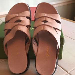 NWOT   Easy Spirit Nubuck Sandals
